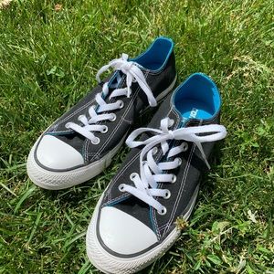 Navy low top converse with blue double tongue
